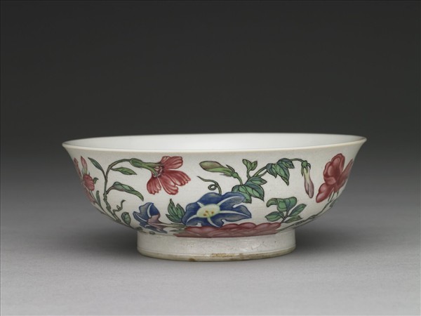 琺瑯彩白地花卉碗