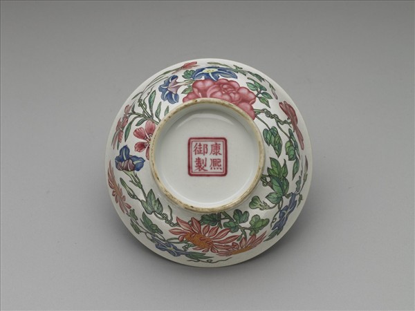 琺瑯彩白地花卉碗