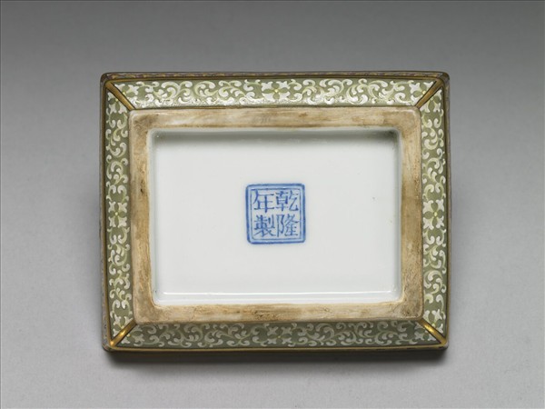 琺瑯彩錦地開光西洋仕女三羊圖長方盒