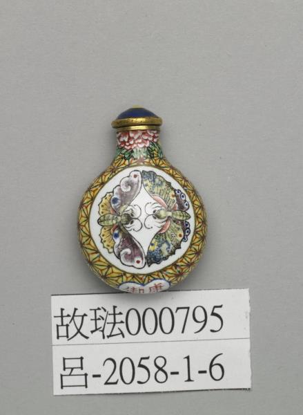 銅胎畫琺瑯雙蝶鼻煙壺