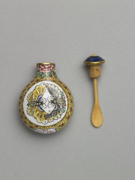 銅胎畫琺瑯雙蝶鼻煙壺