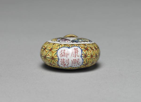 銅胎畫琺瑯雙蝶鼻煙壺