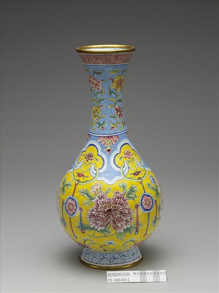 銅胎琺瑯彩黃地折枝牡丹瓶
