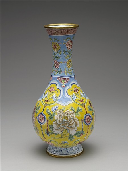 銅胎琺瑯彩黃地折枝牡丹瓶