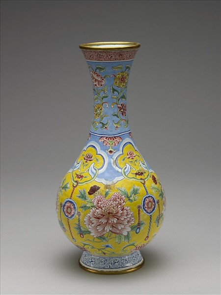 銅胎琺瑯彩黃地折枝牡丹瓶