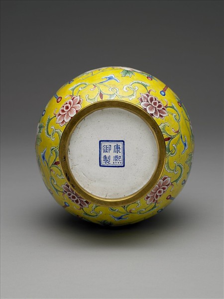 銅胎琺瑯彩黃地折枝牡丹瓶