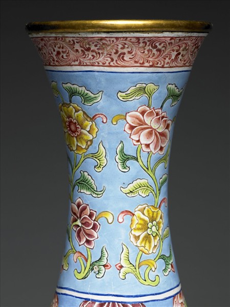 銅胎琺瑯彩黃地折枝牡丹瓶