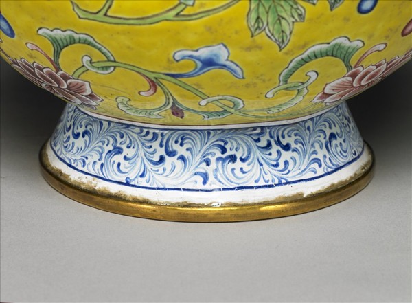 銅胎琺瑯彩黃地折枝牡丹瓶