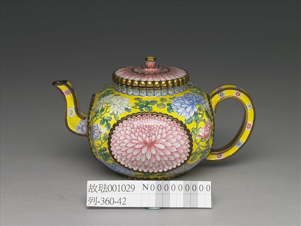 銅胎畫琺瑯菊花紋方壺