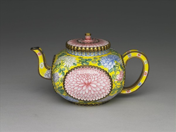 銅胎畫琺瑯菊花紋方壺