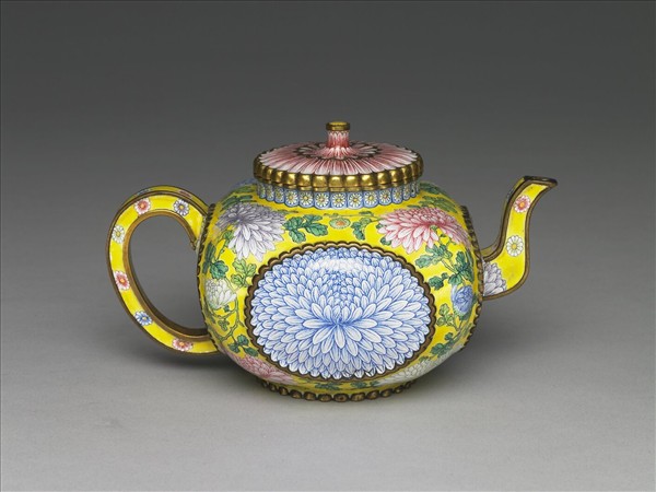 銅胎畫琺瑯菊花紋方壺