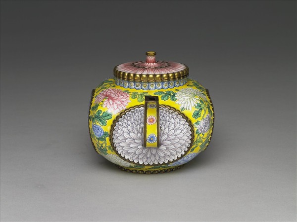 銅胎畫琺瑯菊花紋方壺