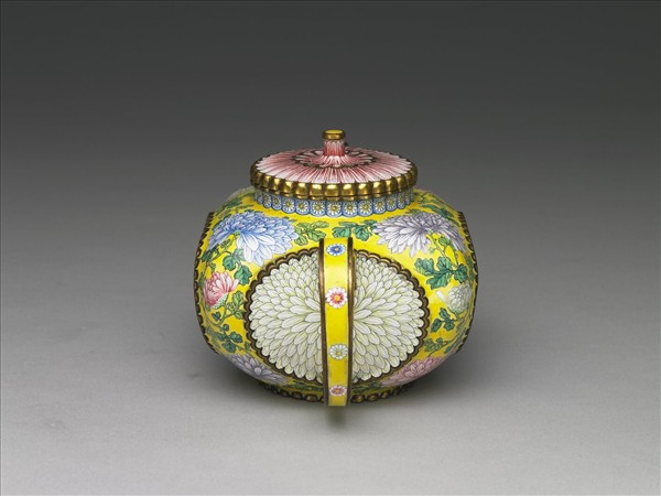 銅胎畫琺瑯菊花紋方壺