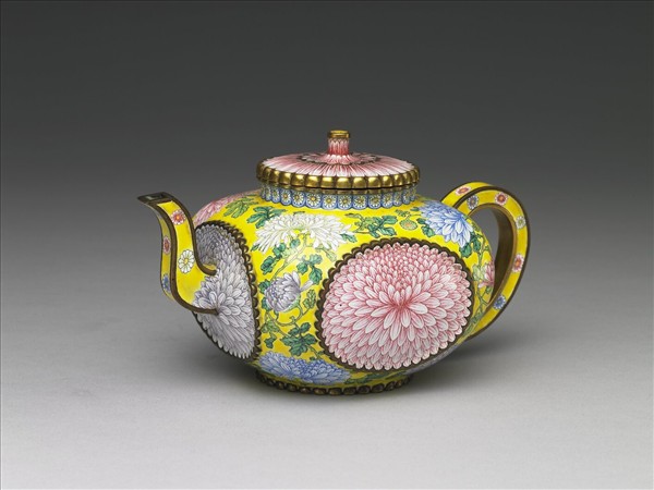 銅胎畫琺瑯菊花紋方壺