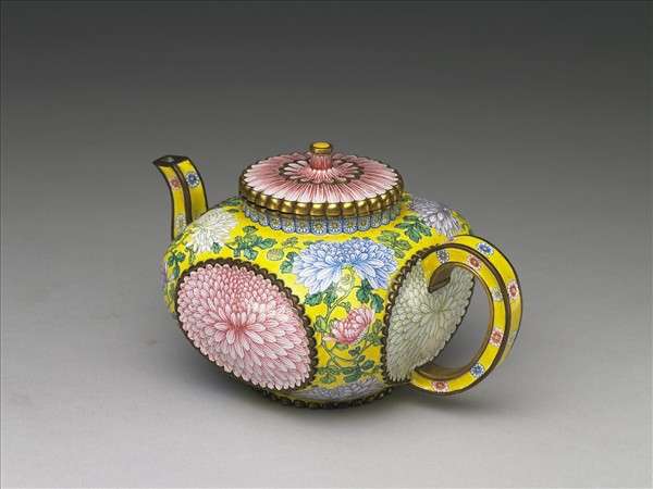 銅胎畫琺瑯菊花紋方壺