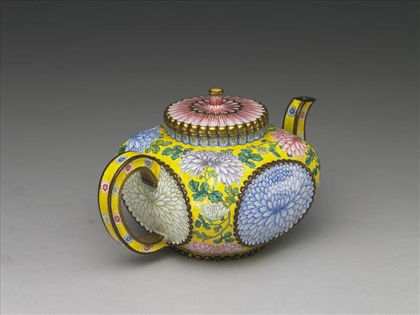 銅胎畫琺瑯菊花紋方壺