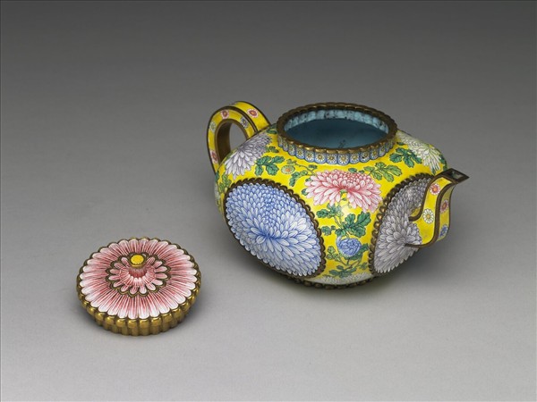 銅胎畫琺瑯菊花紋方壺