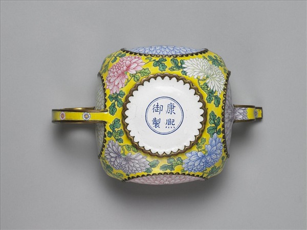 銅胎畫琺瑯菊花紋方壺