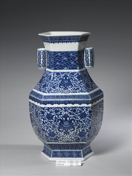 青花番蓮紋貫耳六稜瓶