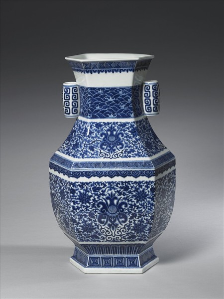 青花番蓮紋貫耳六稜瓶