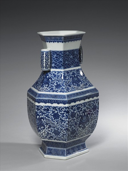 青花番蓮紋貫耳六稜瓶