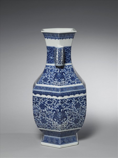 青花番蓮紋貫耳六稜瓶