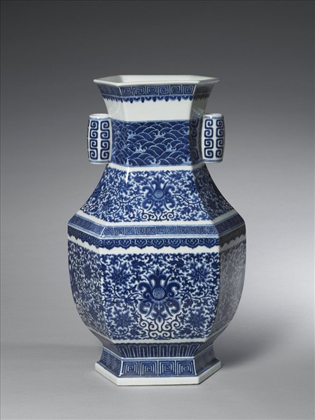 青花番蓮紋貫耳六稜瓶