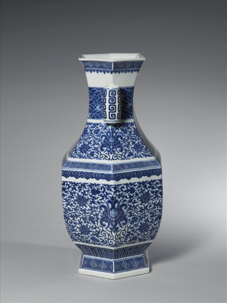 青花番蓮紋貫耳六稜瓶