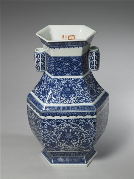 青花番蓮紋貫耳六稜瓶