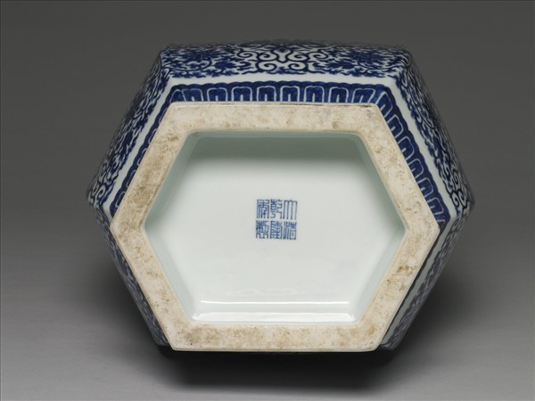 青花番蓮紋貫耳六稜瓶