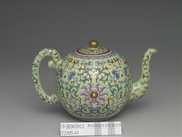 粉彩綠地番蓮紋茶壺