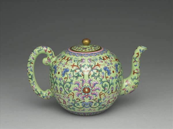 粉彩綠地番蓮紋茶壺