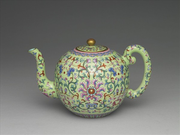 粉彩綠地番蓮紋茶壺
