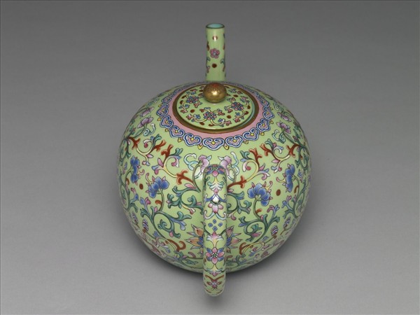 粉彩綠地番蓮紋茶壺