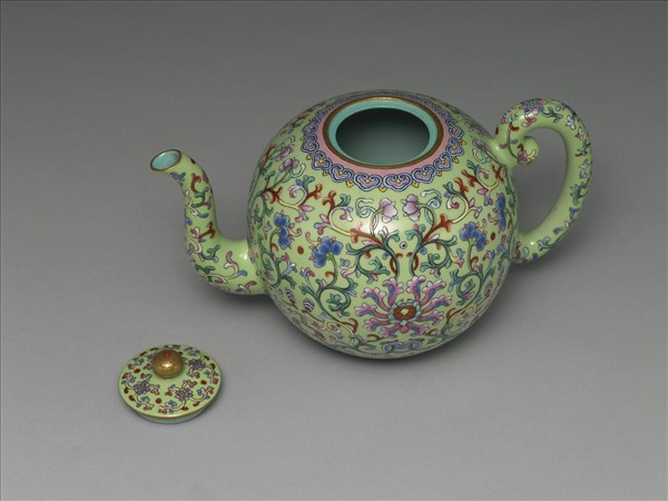 粉彩綠地番蓮紋茶壺