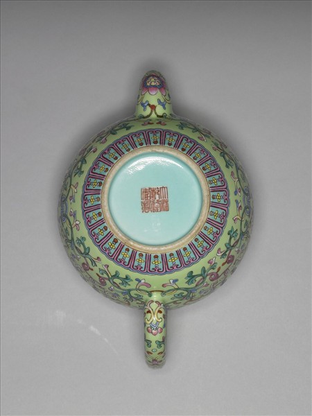 粉彩綠地番蓮紋茶壺