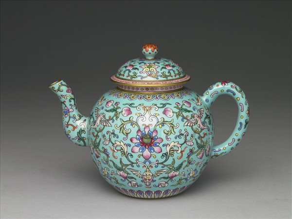 粉彩藍地連年福壽紋茶壺