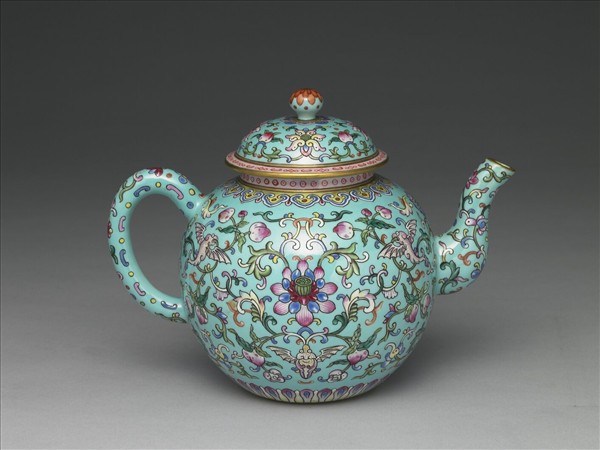 粉彩藍地連年福壽紋茶壺