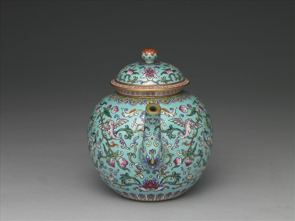 粉彩藍地連年福壽紋茶壺