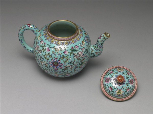 粉彩藍地連年福壽紋茶壺