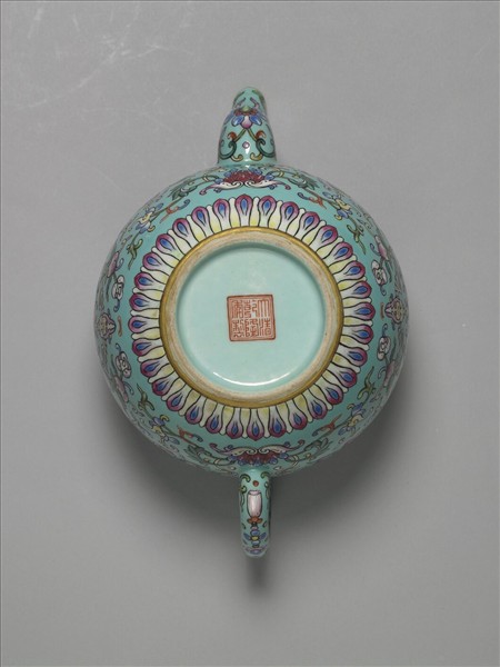 粉彩藍地連年福壽紋茶壺