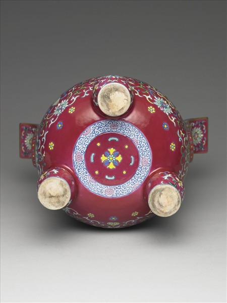 粉彩紫地番蓮八寶紋鼎式爐