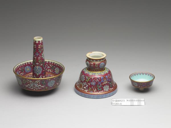 粉彩紫地番蓮八寶紋燭臺