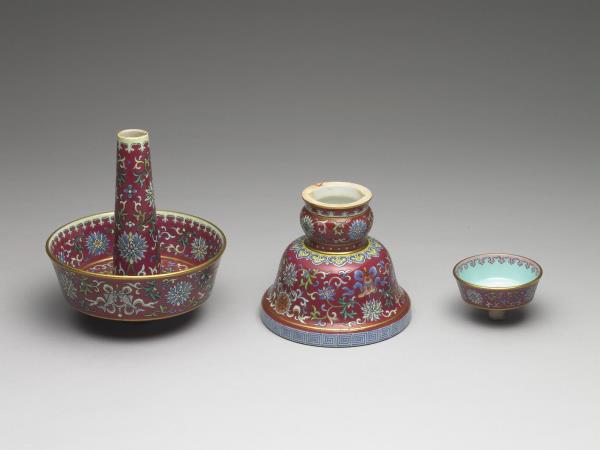 粉彩紫地番蓮八寶紋燭臺