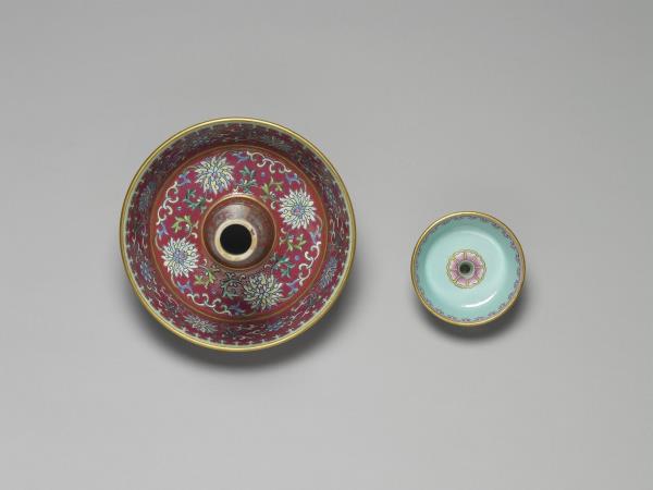 粉彩紫地番蓮八寶紋燭臺