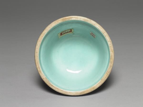 粉彩紫地番蓮八寶紋燭臺