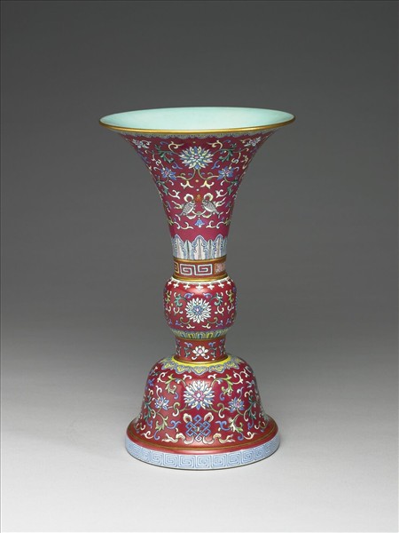 粉彩紫地番蓮八寶紋花觚