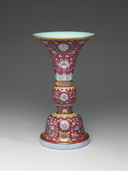 粉彩紫地番蓮八寶紋花觚