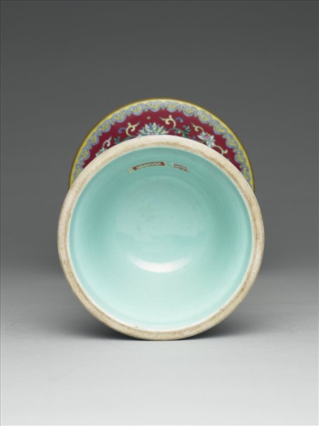 粉彩紫地番蓮八寶紋花觚