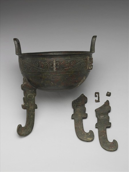 夔紋扁足鼎